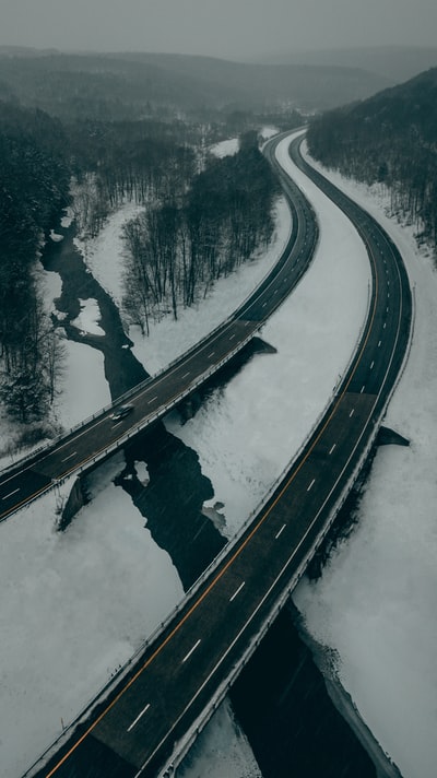 黑漆漆的雪路